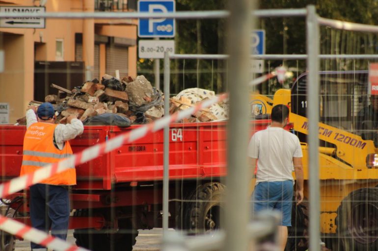 Жильцов дома на Большой Зелениной под конвоем МЧС пускают за вещами