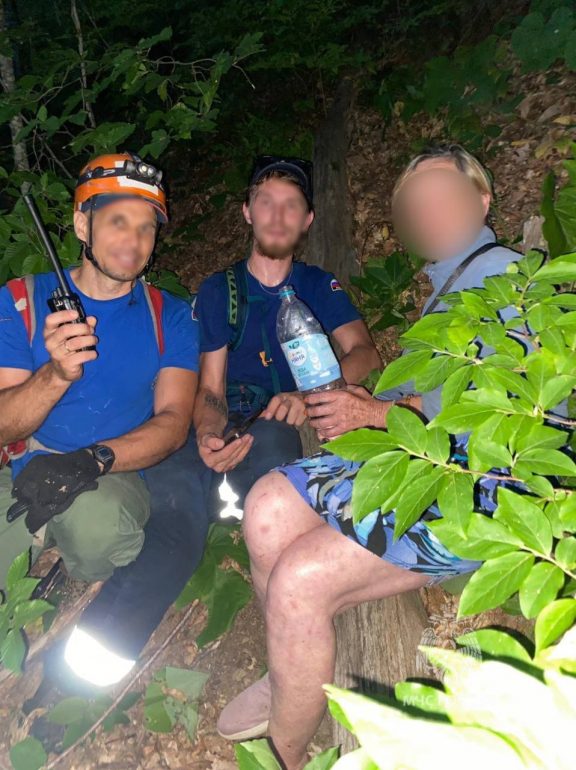 В Сочи спустя три дня сотрудники МЧС нашли заблудившуюся в горах пенсионерку