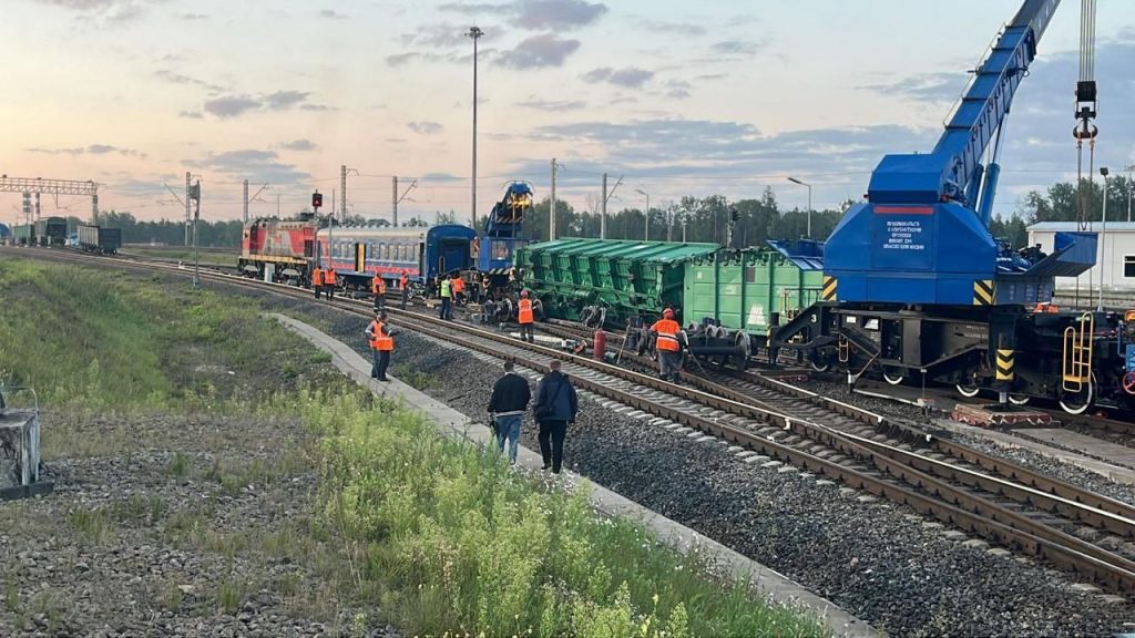 Два вагона с углем сошли с рельсов на станции Лужская