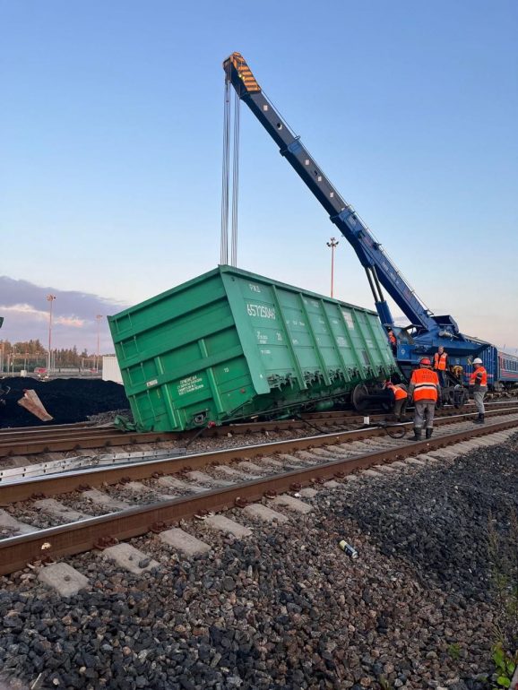 Два вагона с углем сошли с рельсов на станции Лужская
