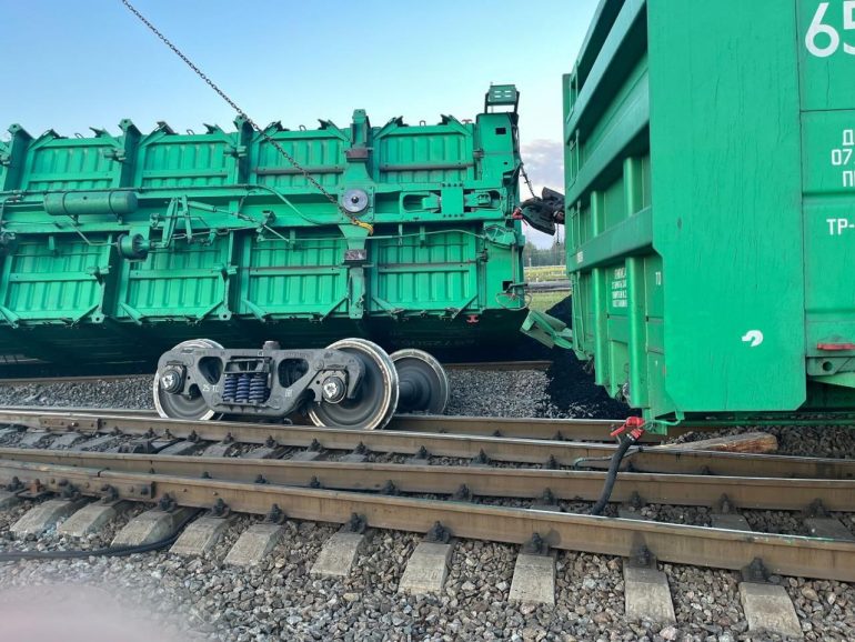 Два вагона с углем сошли с рельсов на станции Лужская