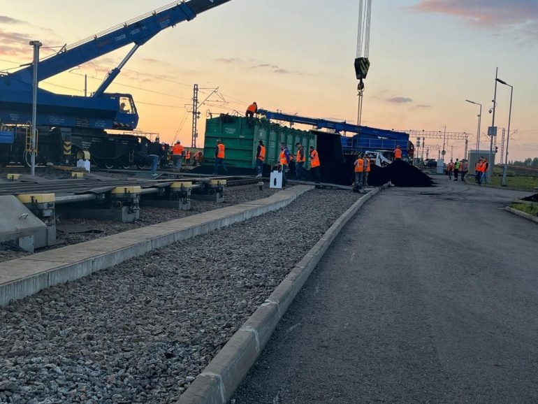 Два вагона с углем сошли с рельсов на станции Лужская