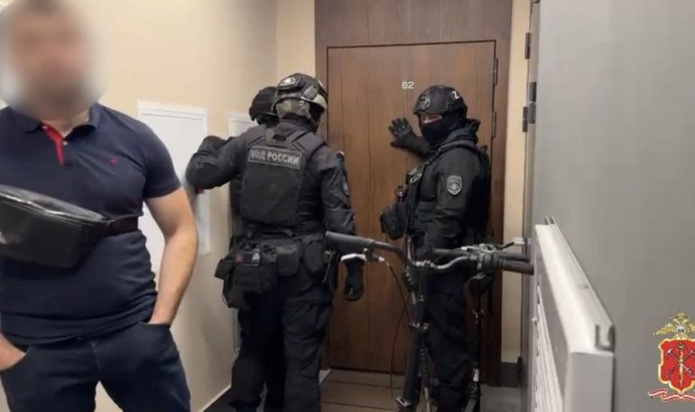 Задержаны супруги-мигранты, которые помогли трем соотечественникам остаться в Петербурге