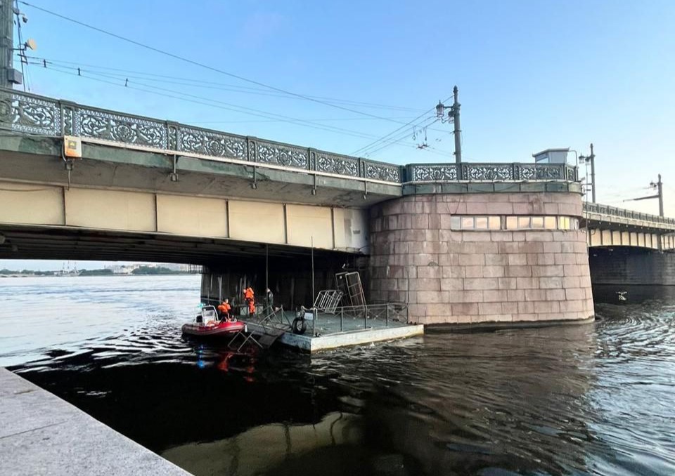 К Литейному мосту прибило понтон, отшвартованный пьяной компанией 