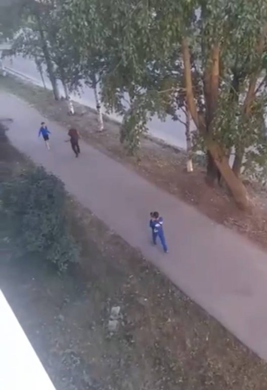 Дети в Архангельске отпинали пенсионера