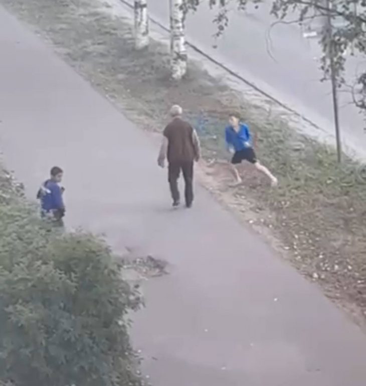 Дети в Архангельске отпинали пенсионера