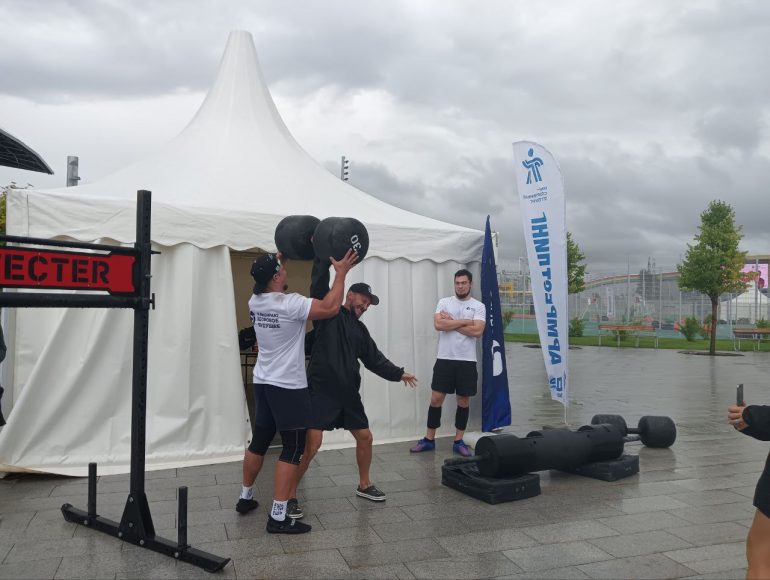 Петербуржцы под дождем провели День физкультурника у «СКА Арены»