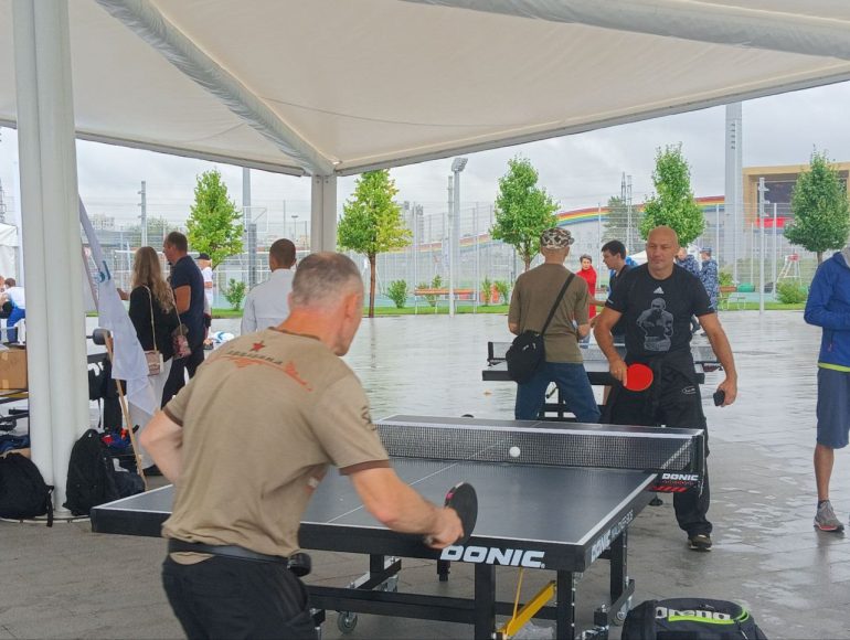 Петербуржцы под дождем провели День физкультурника у «СКА Арены»