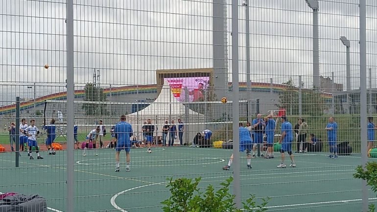 Петербуржцы под дождем провели День физкультурника у «СКА Арены»