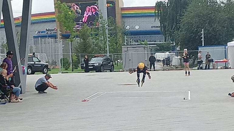 Петербуржцы под дождем провели День физкультурника у «СКА Арены»