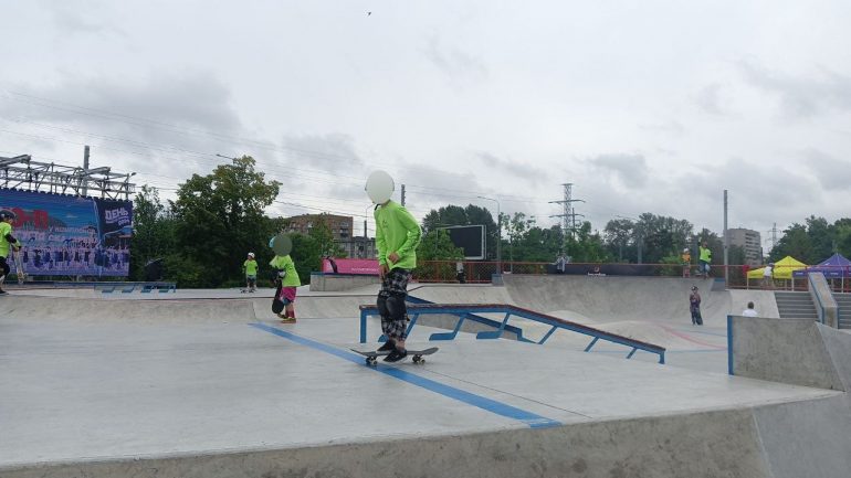 Петербуржцы под дождем провели День физкультурника у «СКА Арены»