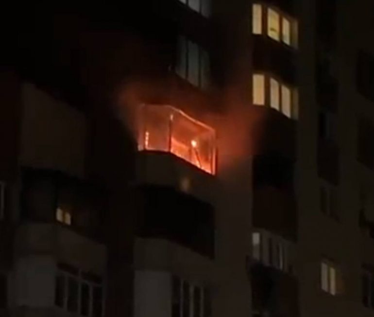Очевидцы показали охваченный огнем балкон на проспекте Художников