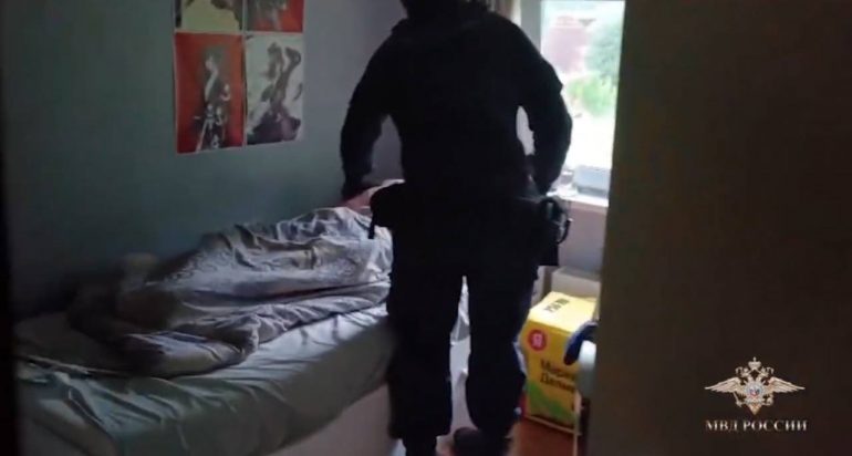 В Петербурге дуэт мужчин помог мошенникам оформить 500 банковских карт