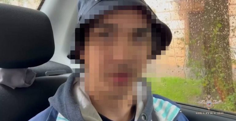 В Петербурге дуэт мужчин помог мошенникам оформить 500 банковских карт