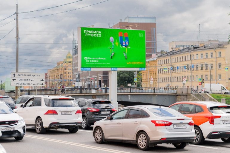 Whoosh с рекламных экранов в Петербурге начал учить электросамокатчиков ПДД
