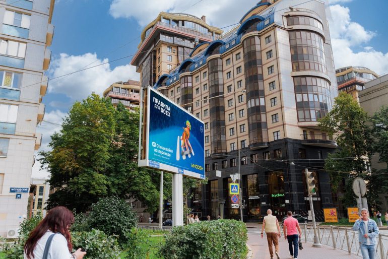 Whoosh с рекламных экранов в Петербурге начал учить электросамокатчиков ПДД