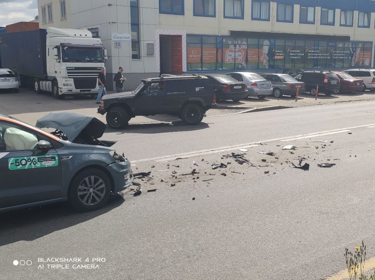 На Планерной лобовое ДТП с «Делимобилем» и «Тойота»