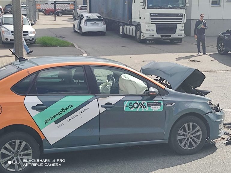 На Планерной лобовое ДТП с «Делимобилем» и «Тойота»