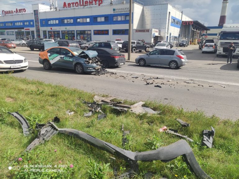 На Планерной лобовое ДТП с «Делимобилем» и «Тойота»