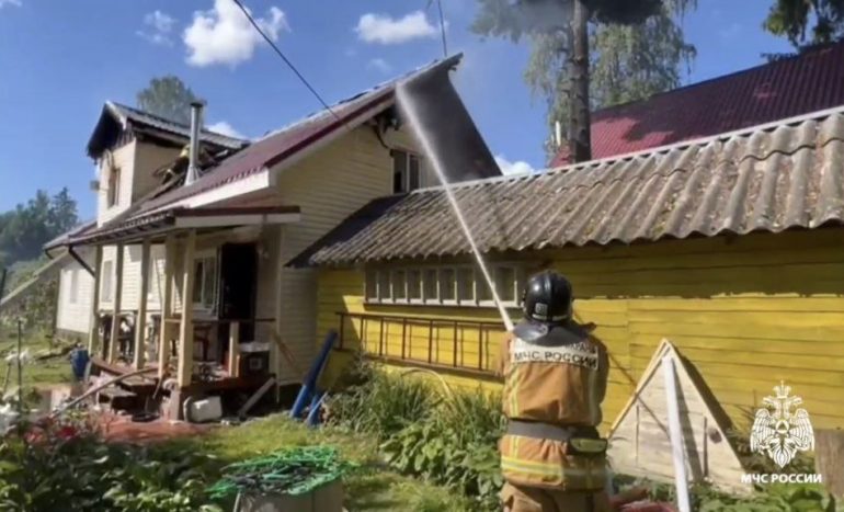 Огонь с кухни едва не уничтожил весь дом в Зеленогорске, МЧС показало тушение