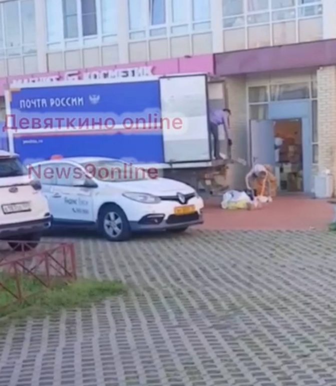 В Мурино жители сняли, как из грузовика «Почты России» швыряют посылки