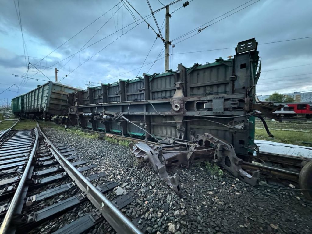 Под Тольятти опрокинулись на бок три вагона с азотным удобрением