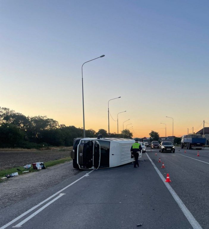 Под Анапой перевернулся автобус с 19 пассажирами