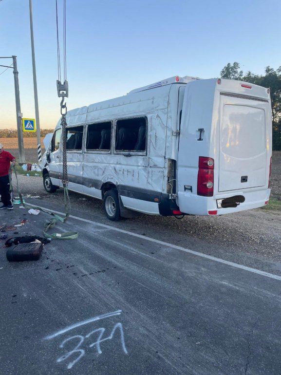 Под Анапой перевернулся автобус с 19 пассажирами