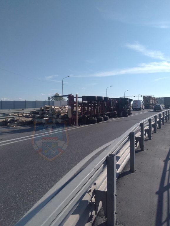 Лесовоз с бревнами перевернулся на Мурманском шоссе