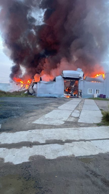 Появились эпичные кадры пожара в батутном ангаре в Мурино