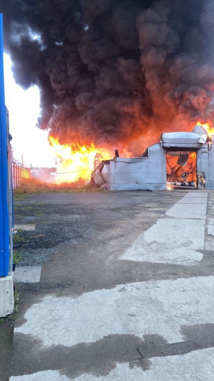 Появились эпичные кадры пожара в батутном ангаре в Мурино