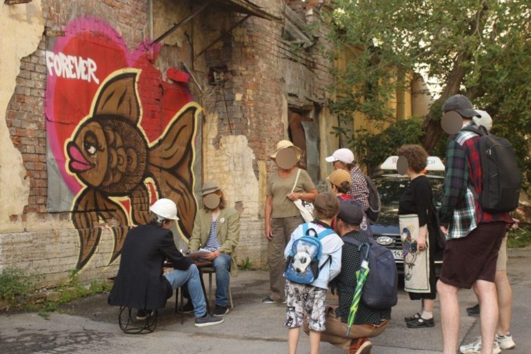 «Не попьешь ты здесь воды». Мойка78 вместе с детьми и градозащитниками искала на В.О. золото, дракона и шифр на стене