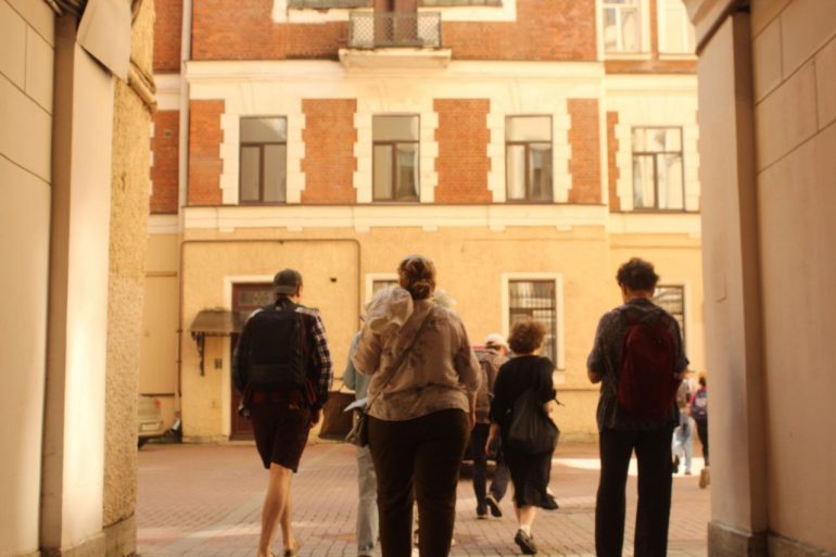 «Не попьешь ты здесь воды». Мойка78 вместе с детьми и градозащитниками искала на В.О. золото, дракона и шифр на стене