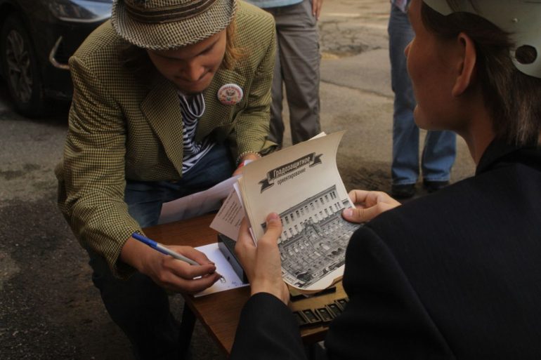 «Не попьешь ты здесь воды». Мойка78 вместе с детьми и градозащитниками искала на В.О. золото, дракона и шифр на стене