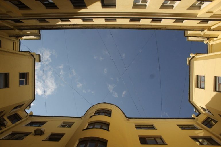 «Не попьешь ты здесь воды». Мойка78 вместе с детьми и градозащитниками искала на В.О. золото, дракона и шифр на стене