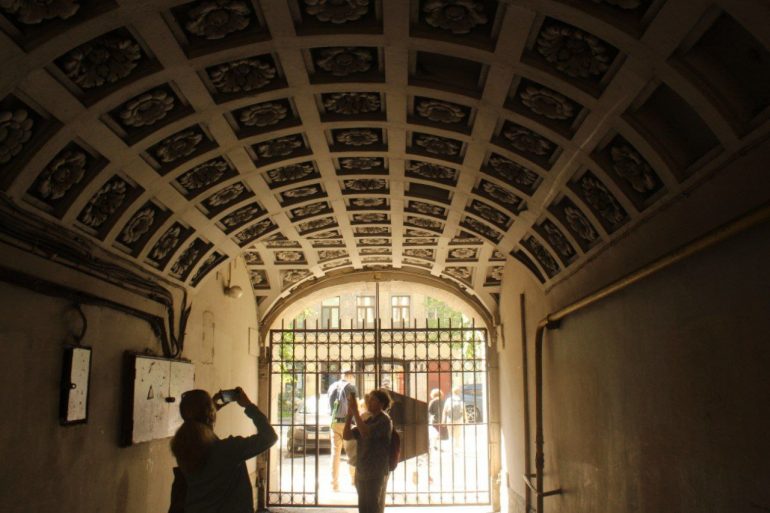 «Не попьешь ты здесь воды». Мойка78 вместе с детьми и градозащитниками искала на В.О. золото, дракона и шифр на стене