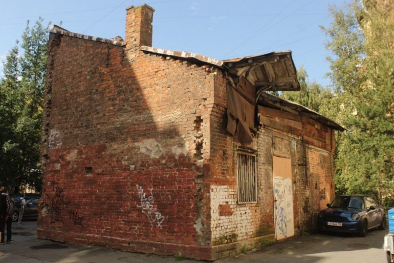 «Не попьешь ты здесь воды». Мойка78 вместе с детьми и градозащитниками искала на В.О. золото, дракона и шифр на стене