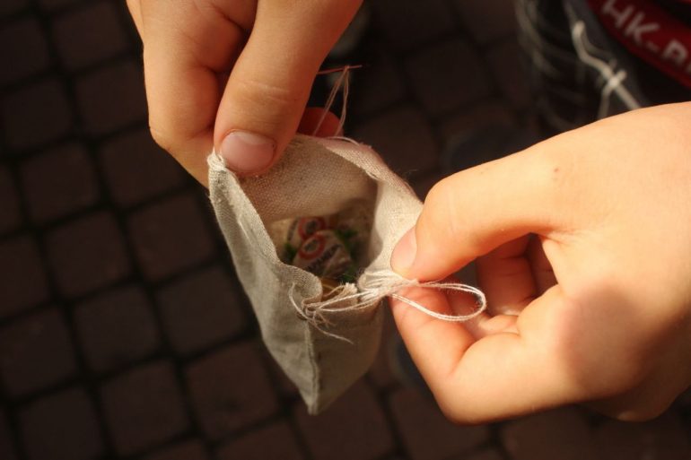 «Не попьешь ты здесь воды». Мойка78 вместе с детьми и градозащитниками искала на В.О. золото, дракона и шифр на стене