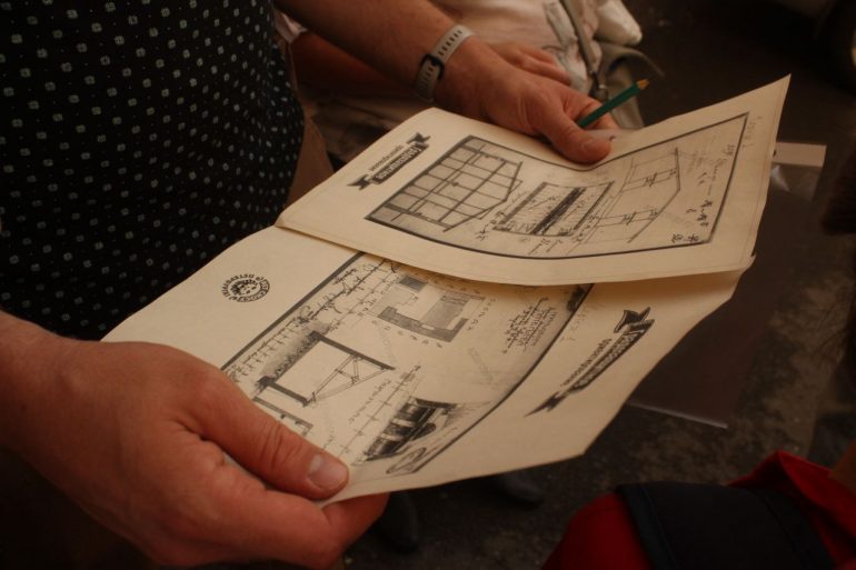 «Не попьешь ты здесь воды». Мойка78 вместе с детьми и градозащитниками искала на В.О. золото, дракона и шифр на стене