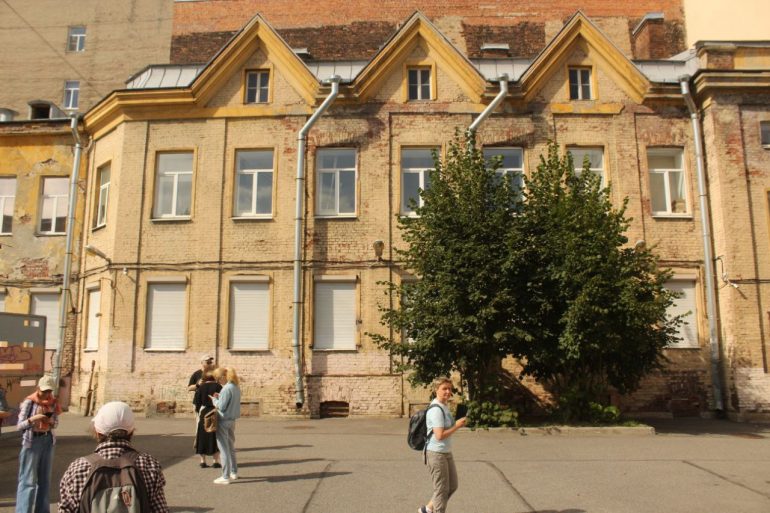 «Не попьешь ты здесь воды». Мойка78 вместе с детьми и градозащитниками искала на В.О. золото, дракона и шифр на стене