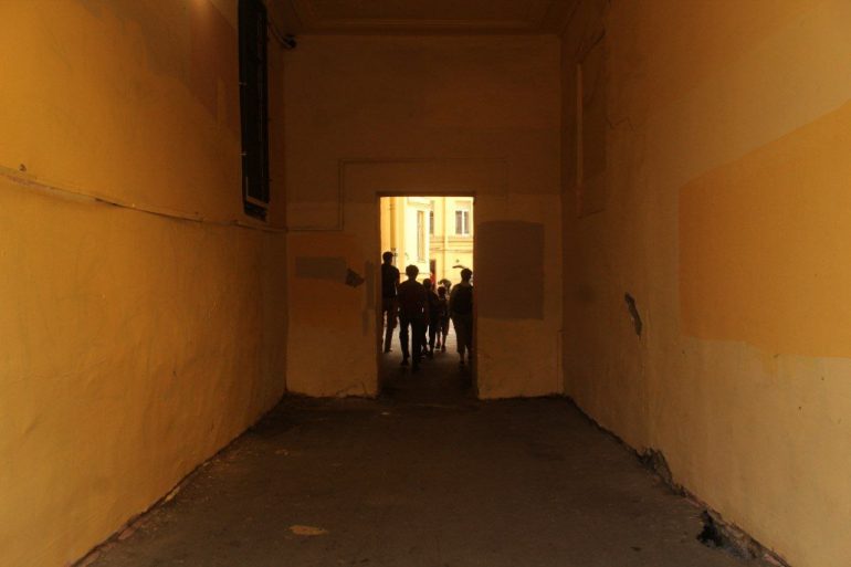 «Не попьешь ты здесь воды». Мойка78 вместе с детьми и градозащитниками искала на В.О. золото, дракона и шифр на стене