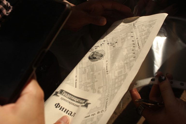 «Не попьешь ты здесь воды». Мойка78 вместе с детьми и градозащитниками искала на В.О. золото, дракона и шифр на стене