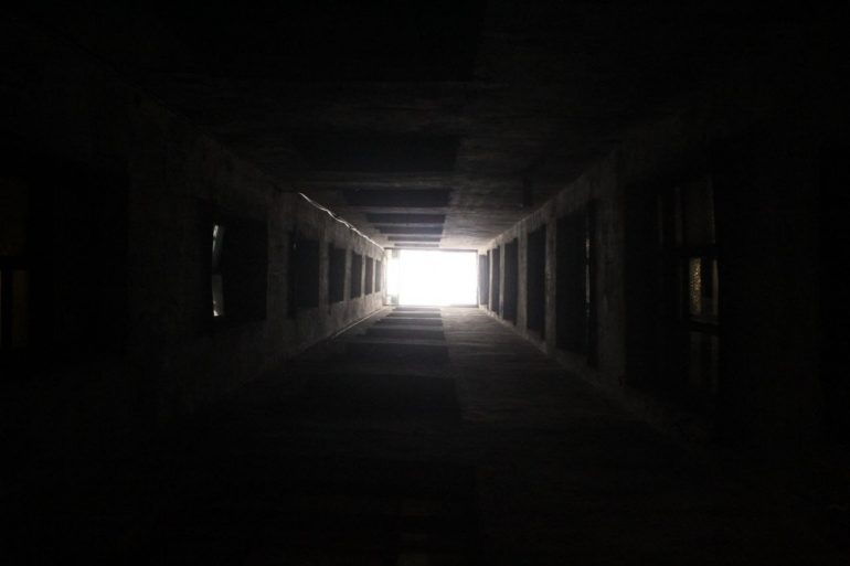 «Не попьешь ты здесь воды». Мойка78 вместе с детьми и градозащитниками искала на В.О. золото, дракона и шифр на стене