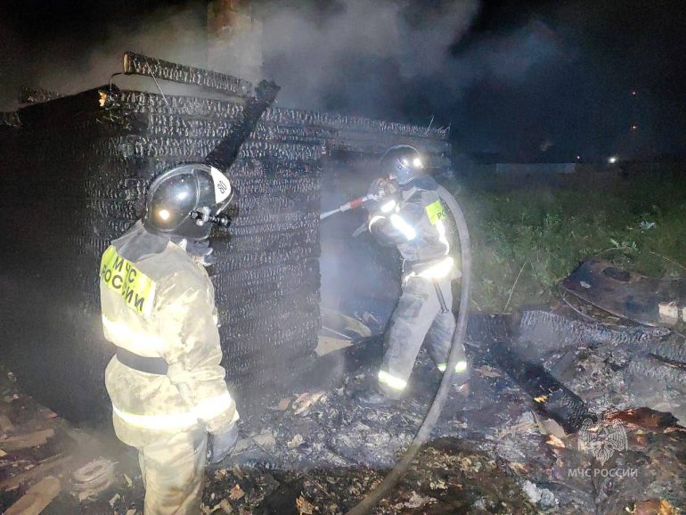 Три человека погибли при пожаре в частном доме под Красноярском