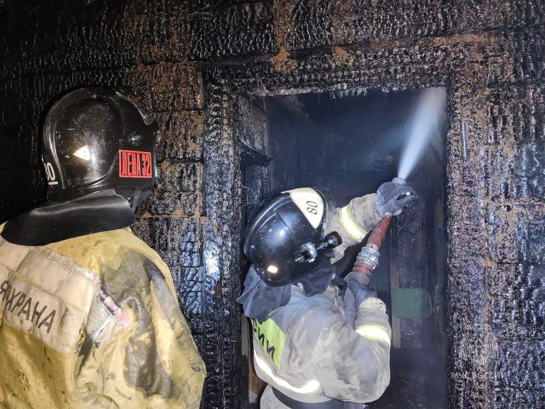Три человека погибли при пожаре в частном доме под Красноярском