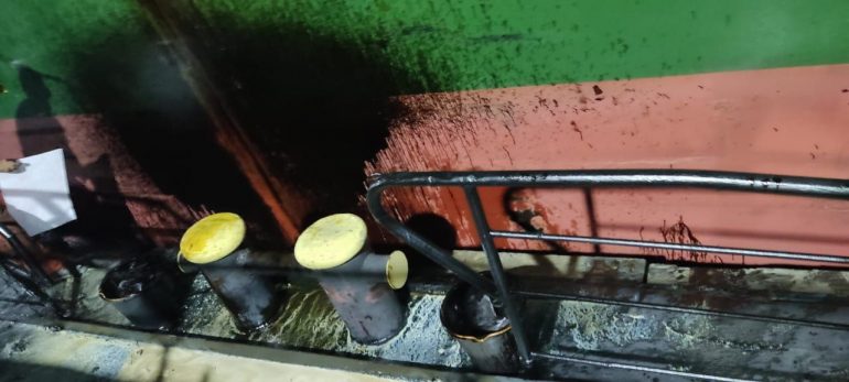 Топливо вылилось в воду при заправке судна в морском порту Петербурга