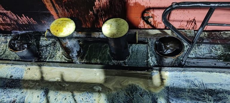 Топливо вылилось в воду при заправке судна в морском порту Петербурга