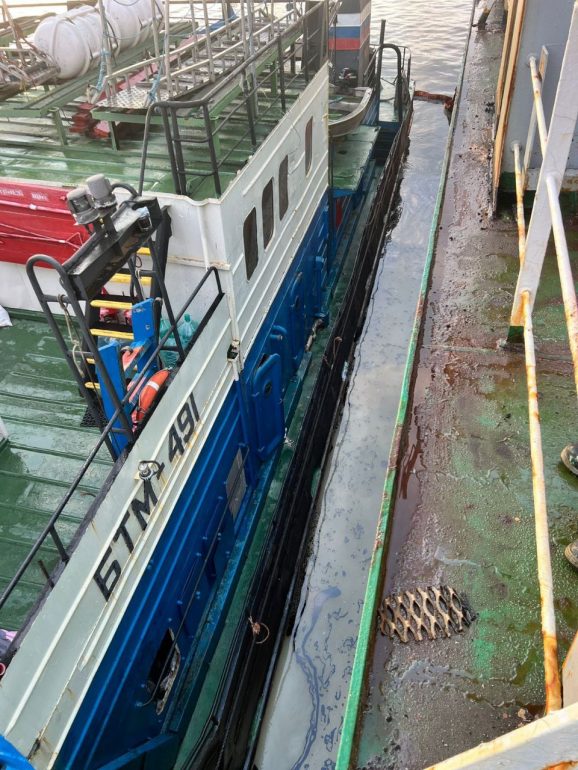 Топливо вылилось в воду при заправке судна в морском порту Петербурга