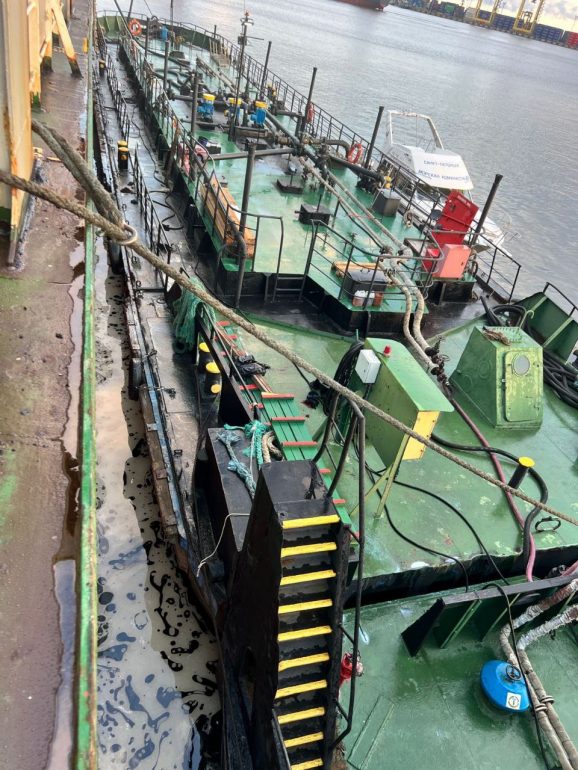 Топливо вылилось в воду при заправке судна в морском порту Петербурга