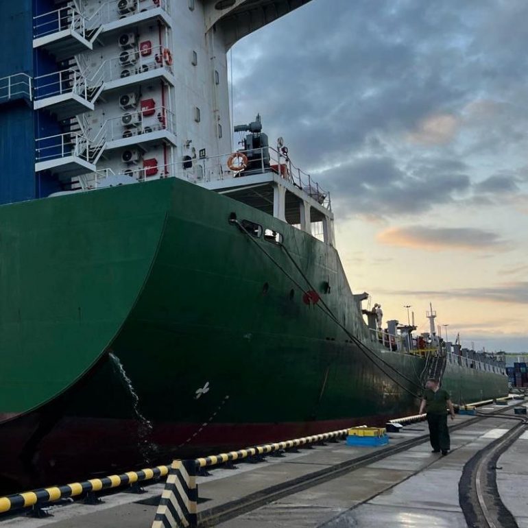 Топливо вылилось в воду при заправке судна в морском порту Петербурга